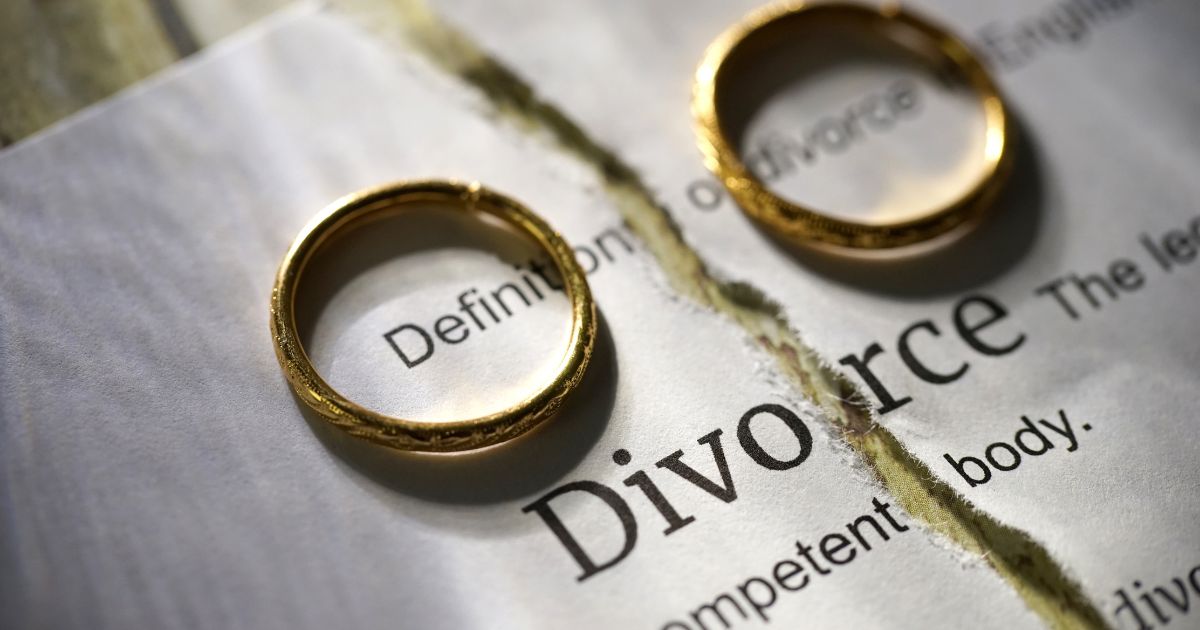Divorce definition and wedding rings